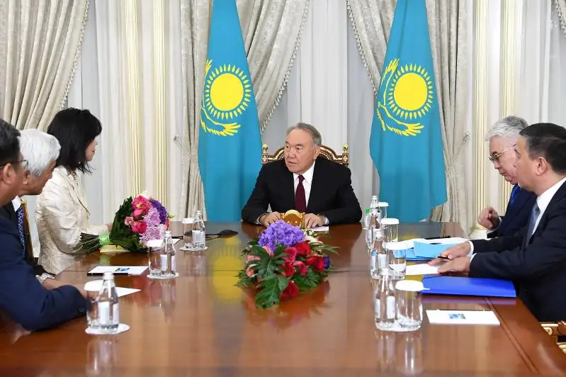 ەلباسى م ا گ ا ت ە-نىڭ بۇرىنعى باس ديرەكتورى، مارقۇم يۋكيا امانونىڭ وتباسىمەن كەزدەستى