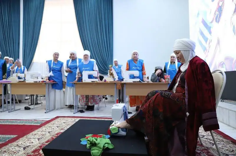 Не имеющая с рождения рук швея провела тренинг для жительниц Жанаозена