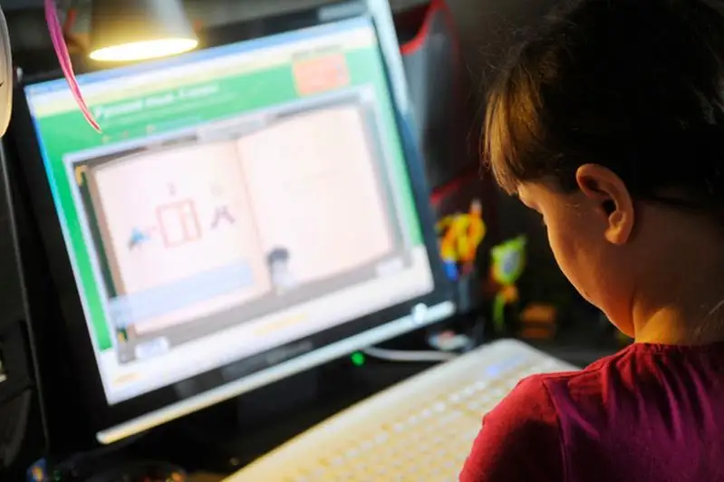 اسحات ايماعامبەتوۆ: 3,2 ميلليون وقۋشى قاشىقتان وقىپ جاتىر