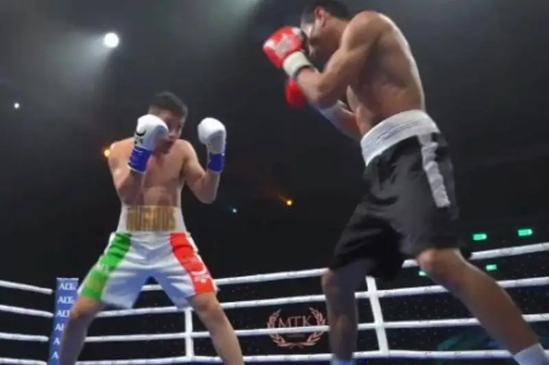 Пять нокдаунов и нокаут: казахстанец победил узбекистанца
