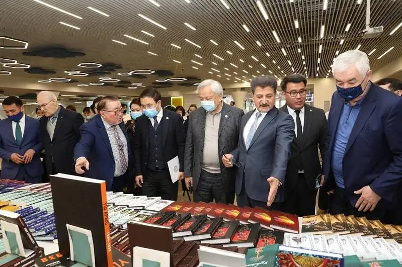 تۇركيادا باسىلعان 2 مىڭ كىتاپ الماتىلىق وقىرماندارعا تارتۋ ەتىلدى