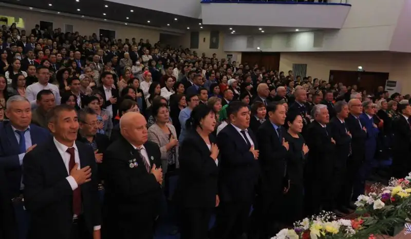 Жамбылцы провели торжественное собрание ко Дню Республики