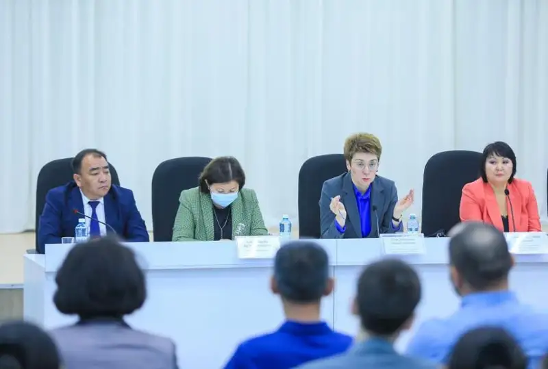 Ведущие врачи осмотрели вакцинированных без пробного манту актюбинских школьников