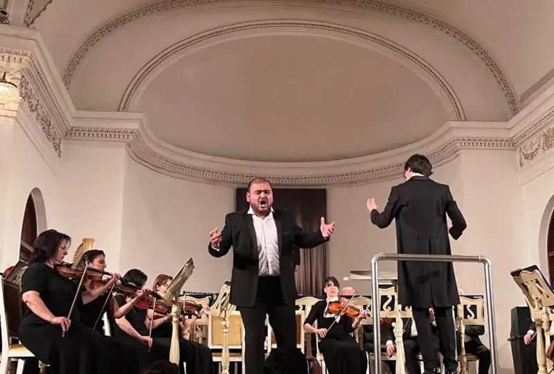 Казахстанец Балуан Беркенов завоевал третье место в конкурсе вокалистов в Баку