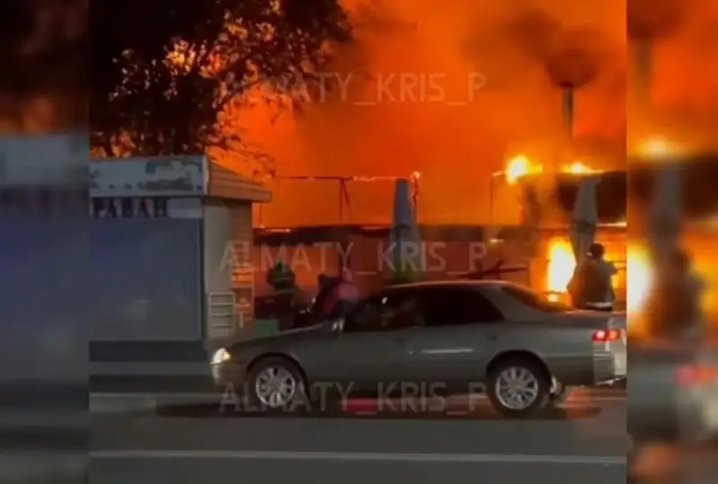 Кафе на территории рынка горело в Алматы