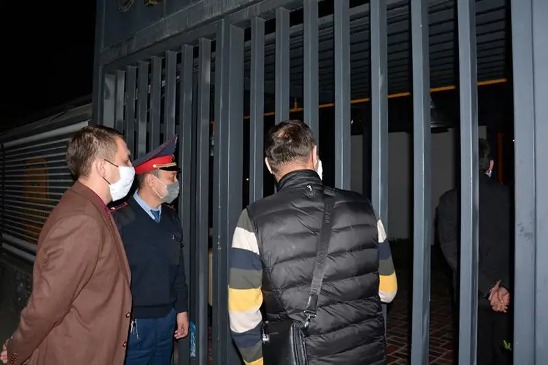 تارازدىق ەرىكتىلەر پوليتسەيلەرگە رەيد جۇرگىزۋگە كومەكتەسۋدە