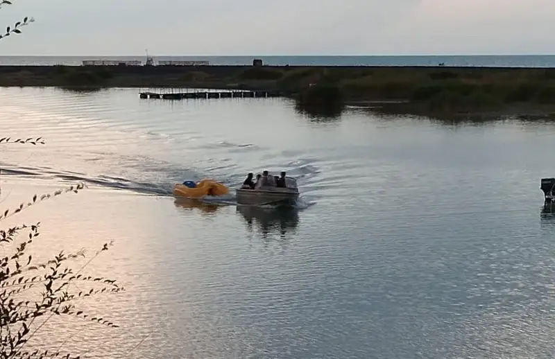 Четырех человек на катамаране унесло ветром на Алаколе