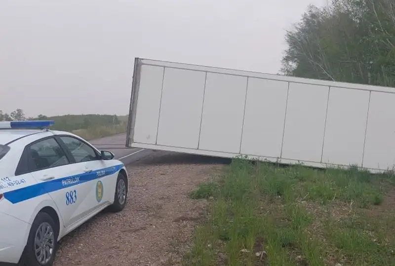 Фура c пятью тоннами чипсов перевернулась в СКО