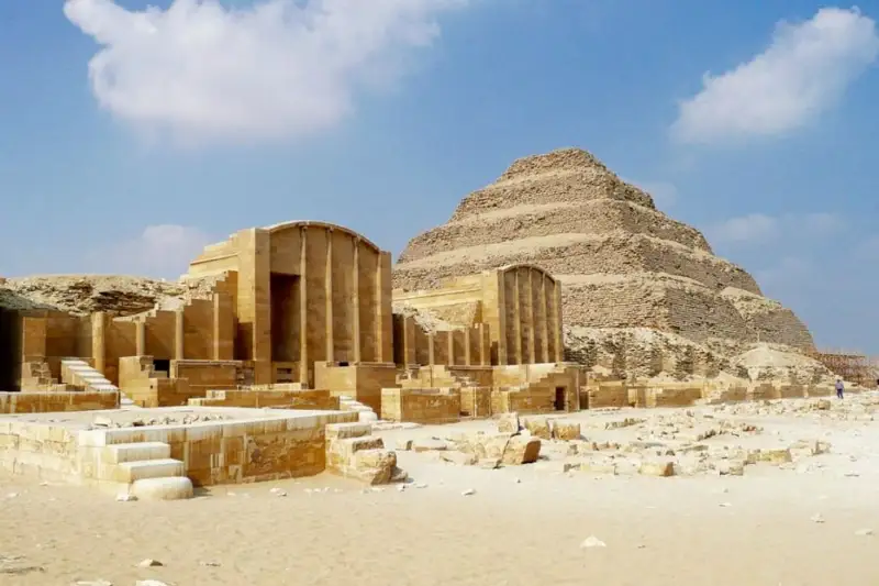 مىسىردىڭ ەڭ العاشقى پيراميداسىندا و دۇنيەگە اپاراتىن جول تابىلعان