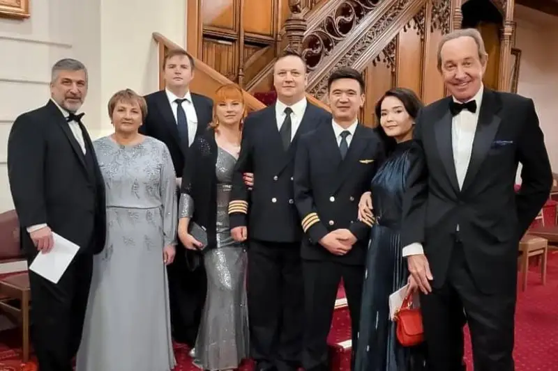 Британцы наградили казахстанских пилотов за мужество