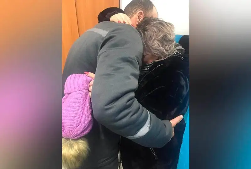 Semeıde bir-birin 10 jyl kórmegen aǵasy men qaryndasy qaýyshty