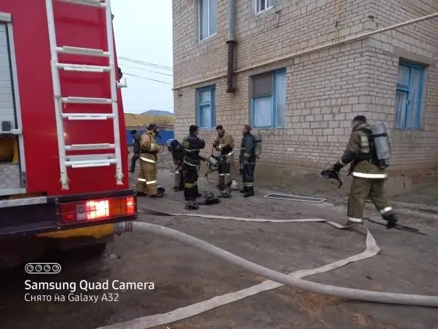 Атырау облысында өртенген жатақханадан 9 адам құтқарылды