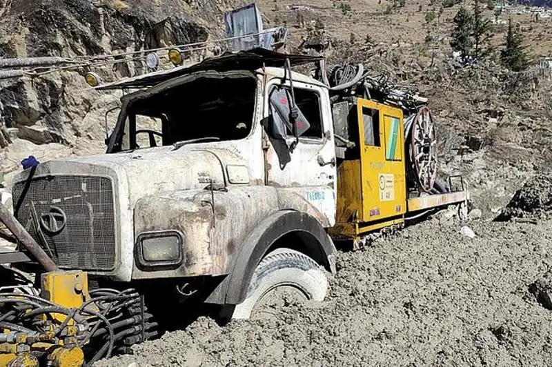 ءۇندىستانداعى مۇز كوشكىنى: 18 ادامنىڭ دەنەسى تابىلدى، 200 تۇرعىن ءىز- ءتۇزسىز كەتتى