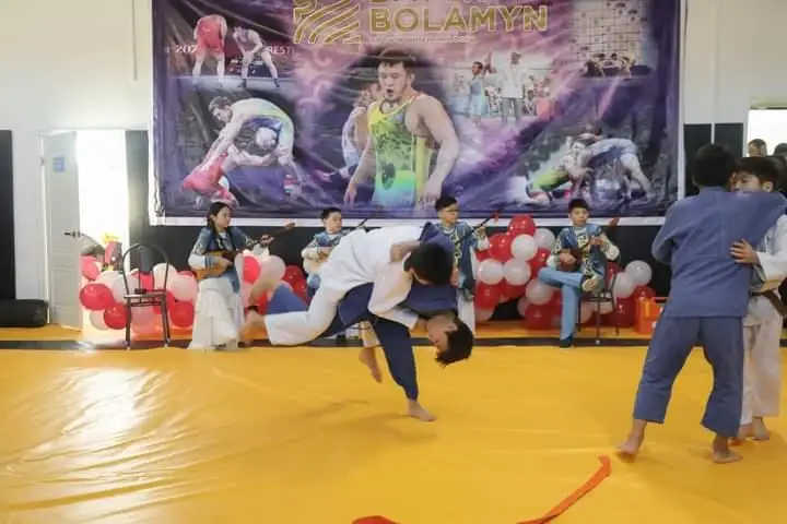 Maqatta ashylǵan zamanaýı sport kesheninde balalardyń jartysy tegin jattyǵady