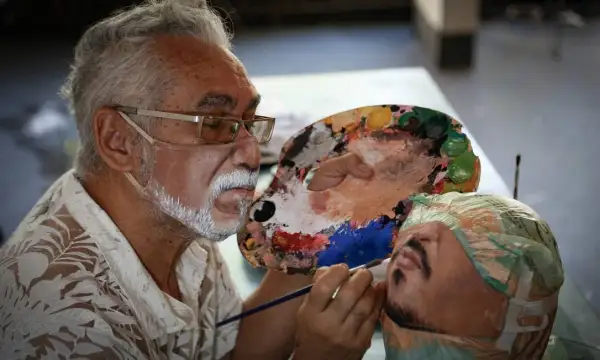 برازيليالىق شەبەر قورعانىش بەتپەردەسىنە يەلەرىنىڭ بەينەسىن سالۋدى قولعا العان