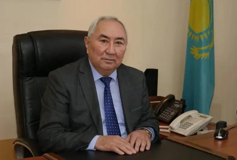 Jıgýlı Daırabaev Ortalyq saılaý komıssııasynda qazaq tilinen emtıhan tapsyryp jatyr