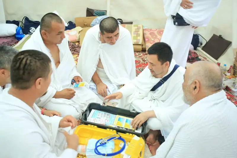 قاجىلىققا اتتانعان 2 مىڭعا جۋىق جەرلەسىمىزگە دارىگەردىڭ كومەگى قاجەت بولدى