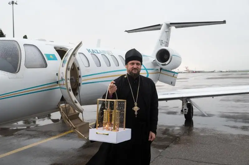 Благодатный огонь доставили из Иерусалима в Казахстан