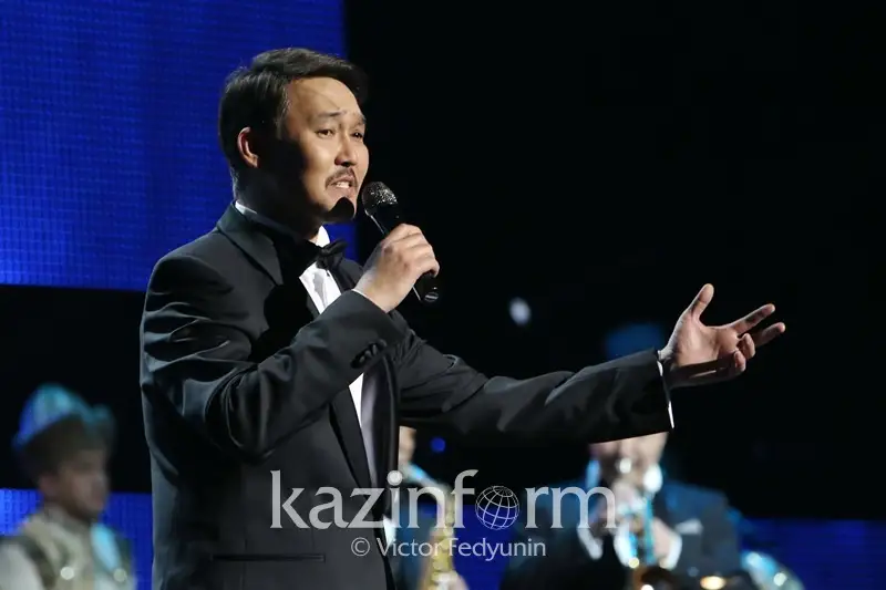 Нұрлан Өнербаев қазақтың ақжаулықты аналарына тағзым етті