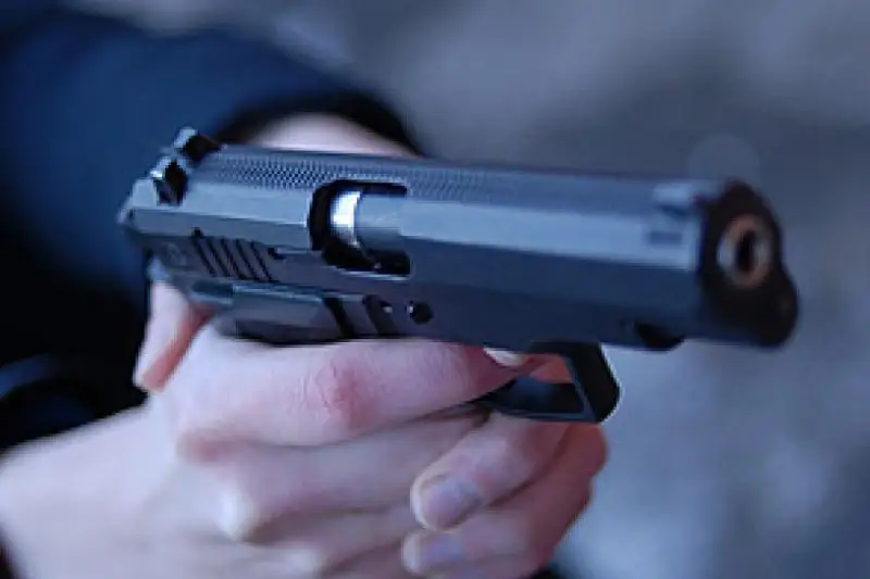 الماتىدا ەكى ەركەك توبەلەسىپ، بىرەۋى تاپانشادان وق اتتى