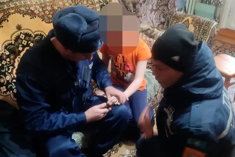 Saýsaǵyna saqına taǵyp ala almaı qoıǵan 11 jasar qyzǵa qutqarýshylar kómektesti