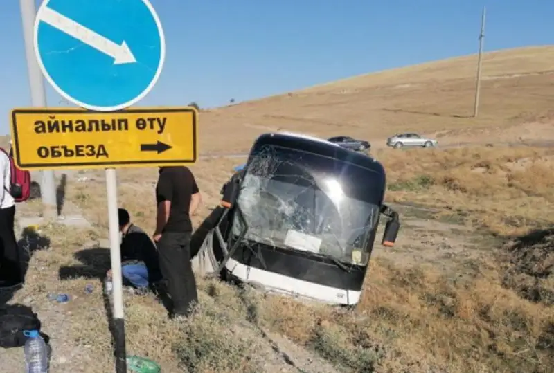 Túrkistan oblysynda Ózbekstannan Qyrǵyzstanǵa ketip bara jatqan avtobýs apatqa ushyrady