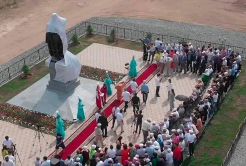 Памятник акыну Нурлыбеку Баймуратову установили в Абайской области