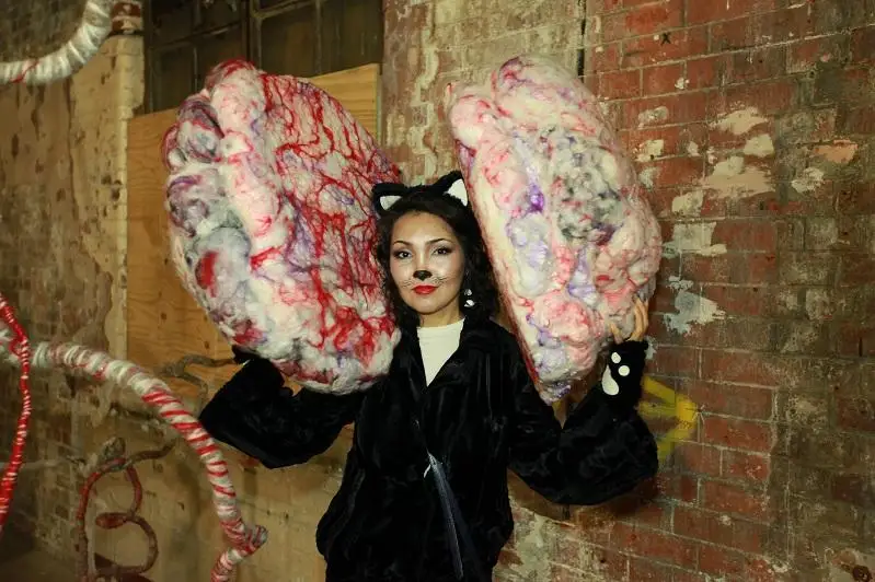 قازاقستاندىق سۋرەتشى ۇلى بريتانيادا باس جۇلدە الدى