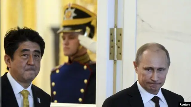 Жапония премьер-министрі Синзо Абе (сол жақта) және Ресей президенті Владимир Путин. Мәскеу, 29 сәуір 2013 жыл.