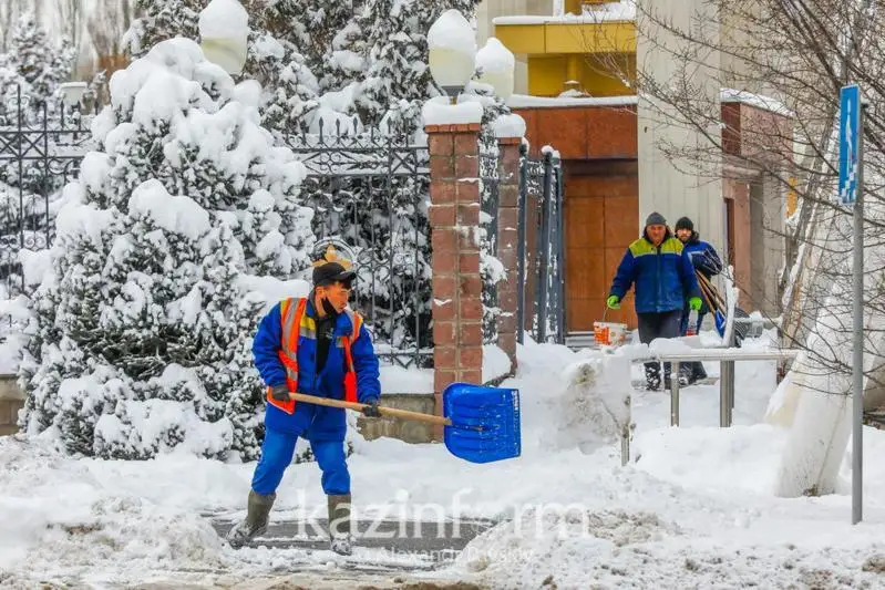 Qalyń qar jaýady: Almatyda qar jınaý jumysyna kezekshilik uıymdastyrylady