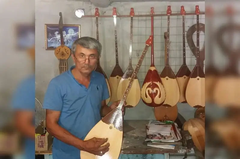 ءبىر مىڭنان استام دومبىرا جاساعان ۇستاز