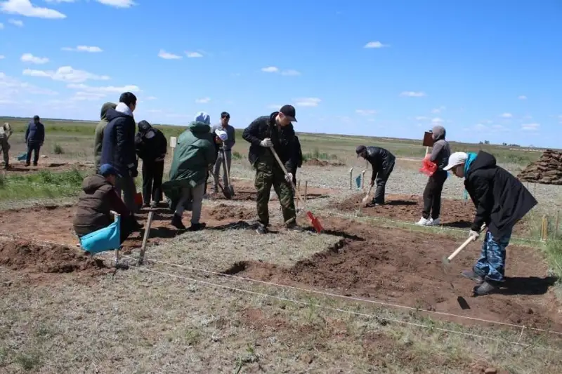Botaı qonysynda tarıh páni muǵalimderi qazba jumystaryn júrgizedi