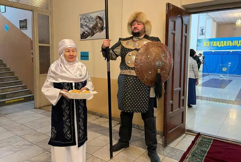 Батыры встречают жителей Семея  на одном из участков, апашки угощают баурсаками