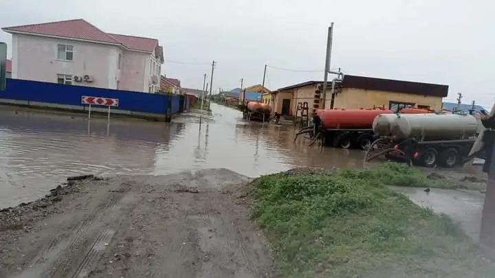 Atyraýda nóser jaýynnan keıin jeti úı men 25 kósheni sý basty