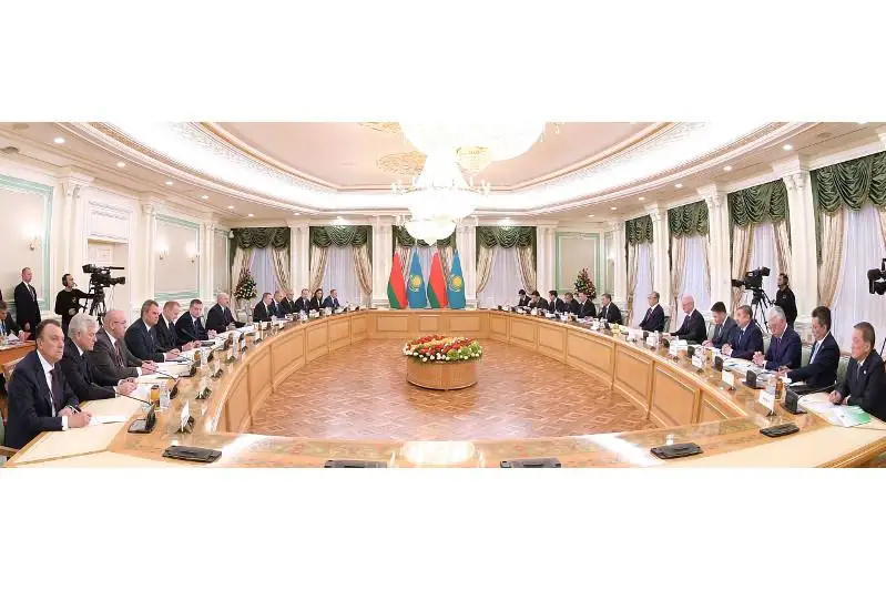 قاسىم-جومارت توقايەۆ پەن الەكساندر لۋكاشەنكو كەڭەيتىلگەن قۇرامدا كەلىسسوزدەر وتكىزدى