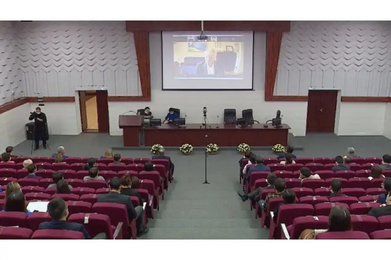 نوبەل سىيلىعىنىڭ لاۋرەاتى قازاقستان ستۋدەنتتەرىمەن كەزدەسۋ وتكىزدى