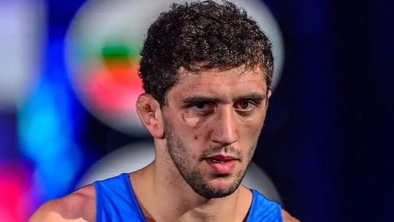 ەركىن كۇرەستەن ەكى دۇركىن الەم چەمپيونى قالىڭدىعىن ۇيلەنۋ تويىنان قۋىپ جىبەردى