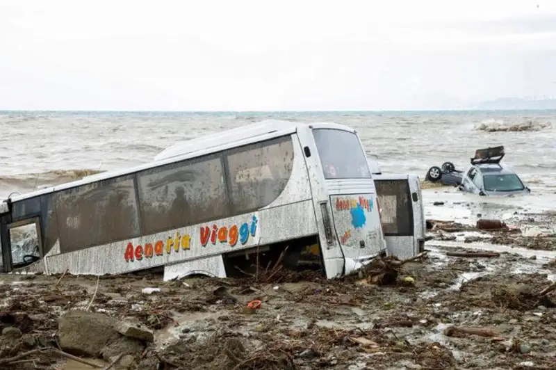 Оползень сошел на итальянском острове Искья, есть погибшие