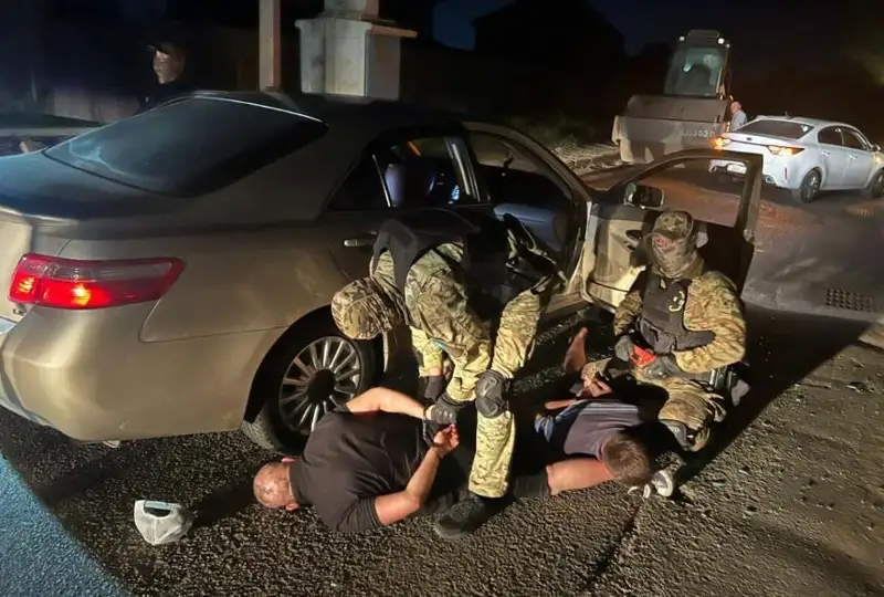 Спецназ задержал обворовывавших алматинские коттеджи троих подозреваемых