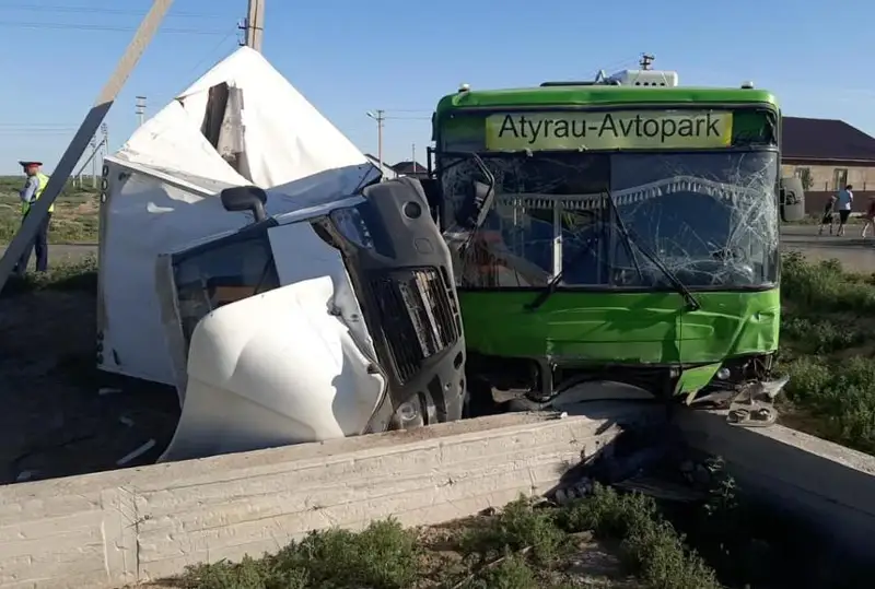 Автобус с пассажирами столкнулся с «Газелью» в Атырау