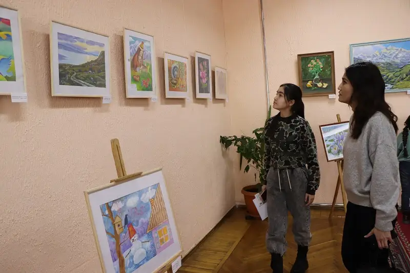 Óskemende Balalar jylyna oraı sýret kórmesi ashyldy