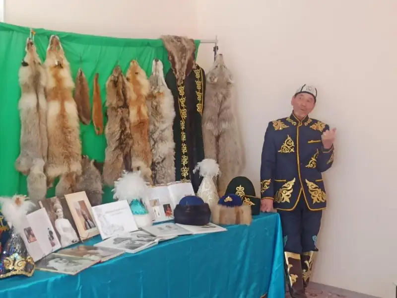 Qazaqtyń ulttyq kıimi kúndelikti turmysta sánge aınalmaı tur - qolónershi