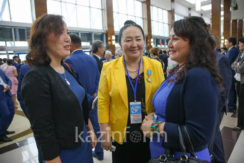 Н.Назарбаев шетелдегі қандастарымызды үздік 100 оқулықты қазақ тіліне аудару ісіне қатысуға шақырды