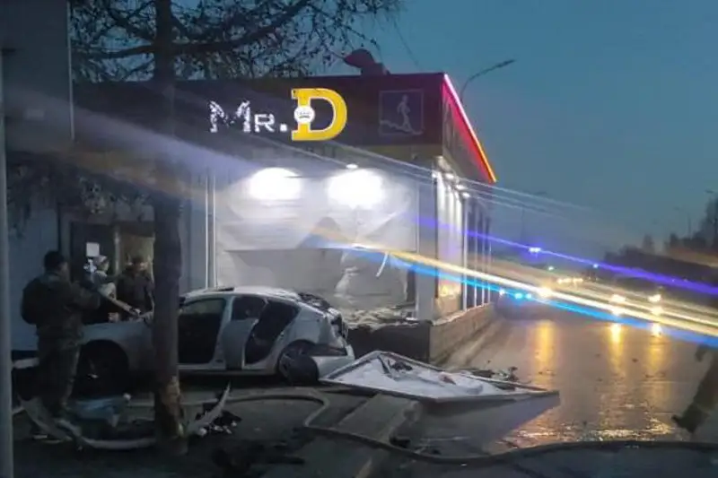 Водитель на высокой скорости врезался в пиццерию в Костанае