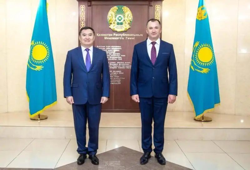 Глава МВД Беларуси наградил казахстанских полицейских за помощь идущему пешком до Каспия белорусу