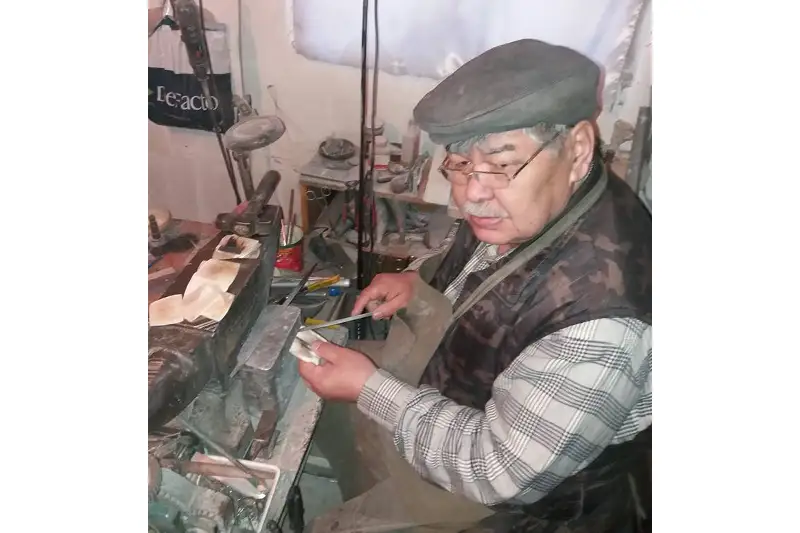 Аралдық зергер 30 жылдан бері ер-тұрман жасаумен айналысады