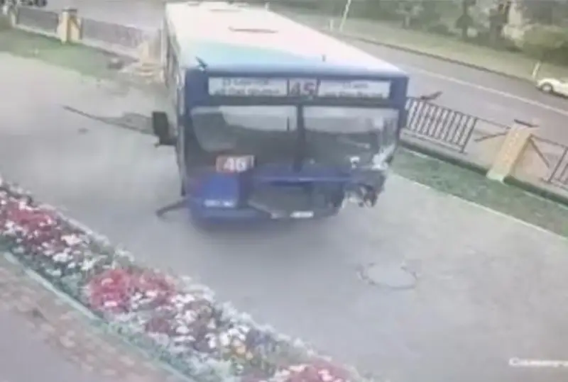 Автобус протаранил ограждение детской поликлиники в Караганде