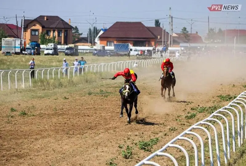 Bas júlde – 2 mln teńge: Pavlodarda Qala kúnine oraı báıge ótti