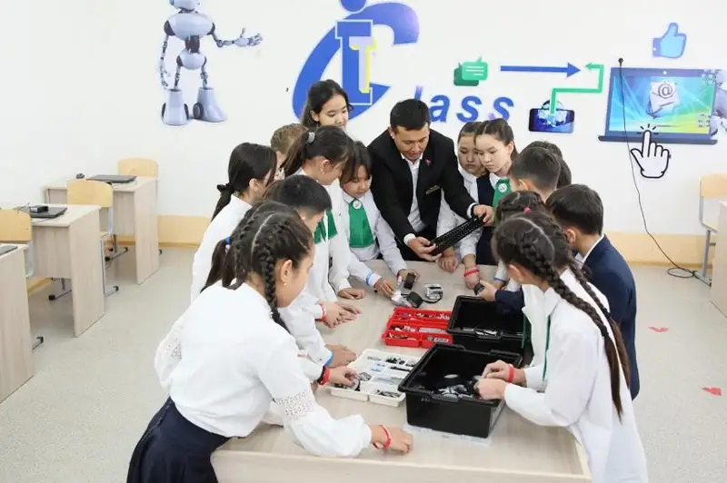 Jezqazǵan men Semeıden 500 bala robototehnıka negizderin úırenedi