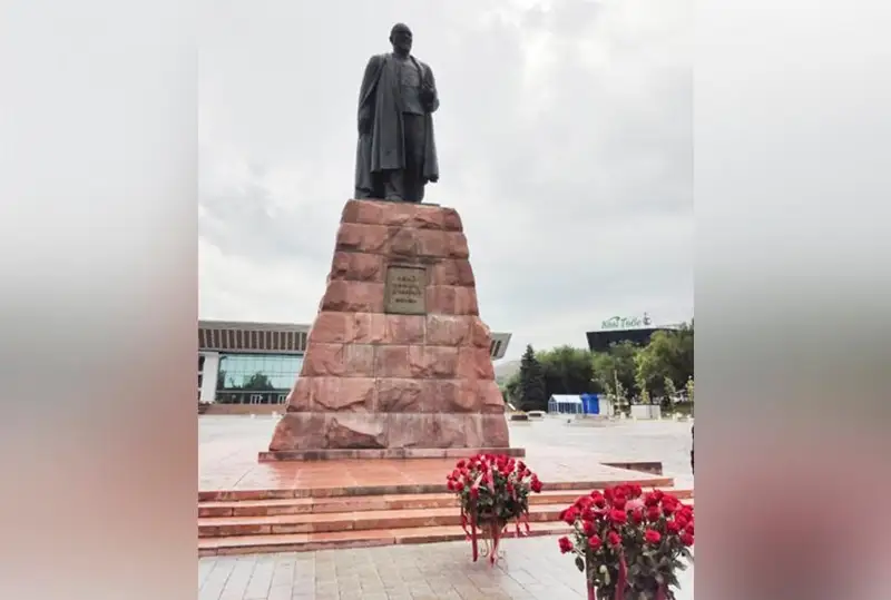 Zııaly qaýym Almatydaǵy Abaı eskertkishine gúl shoqtaryn qoıdy